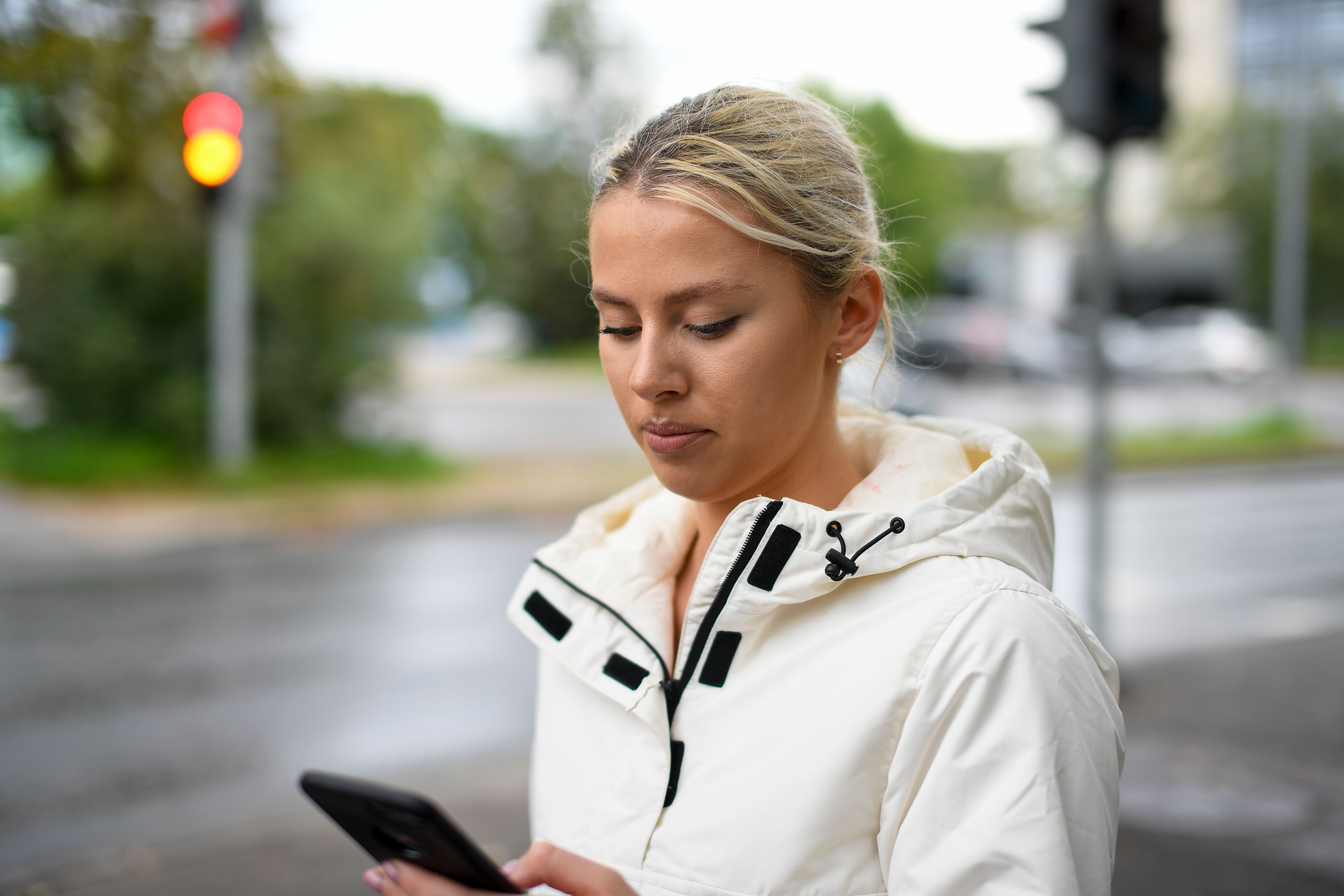 Kvinde bruger ParkSpacely på sin telefon